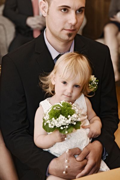 Kind mit Blumenstrauss Standesamt Aquarius M�lheim